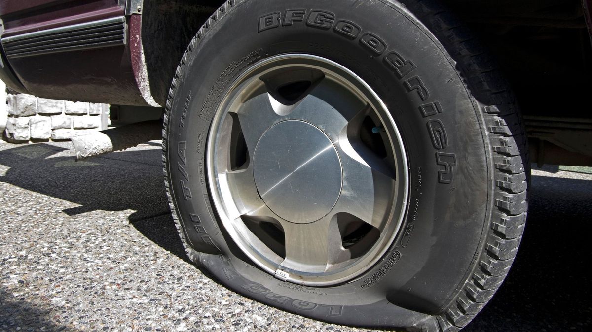 Aktivisté vypouštějí pneumatiky aut už i v Česku